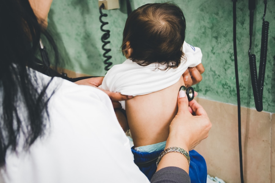medico pediatra examinando nino desnutricion FUNDACION REDNI